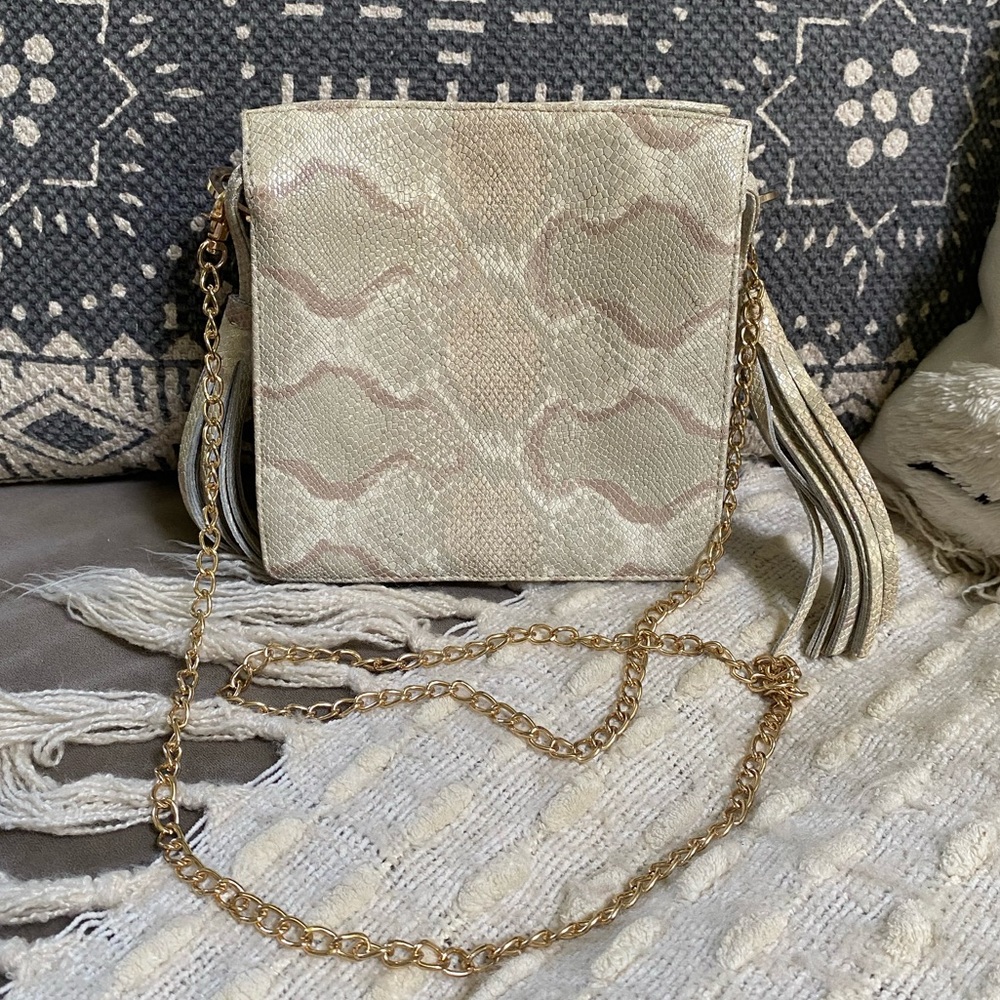 {Kelly Wynne} Snake Print Crossbody Purse